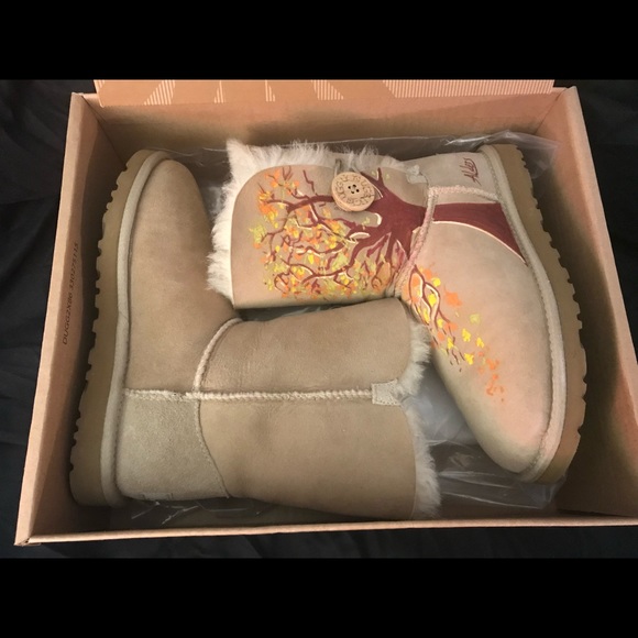 Bailey Button Uggs with UNIQUE hand painted design - Picture 6 of 7